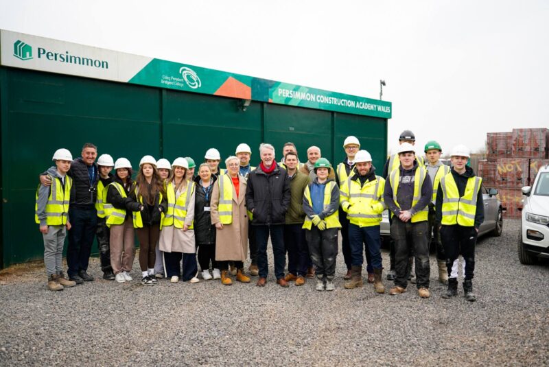 Huw Irranca-Davies MS, Persimmon Training Academy Llanharan with apprentices from Bridgend College