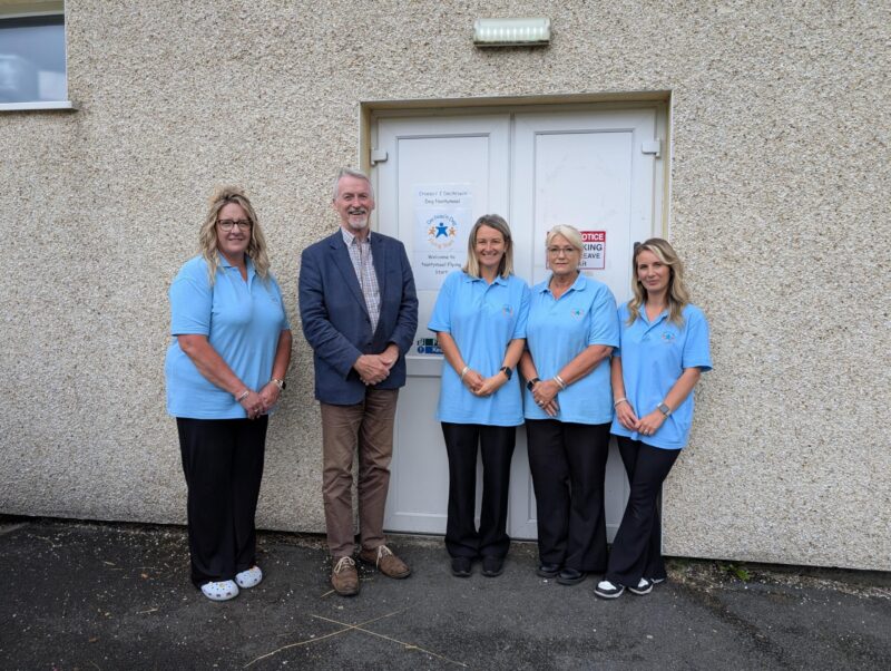 Nantymoel Flying Start team with Huw Irranca-Davies MS